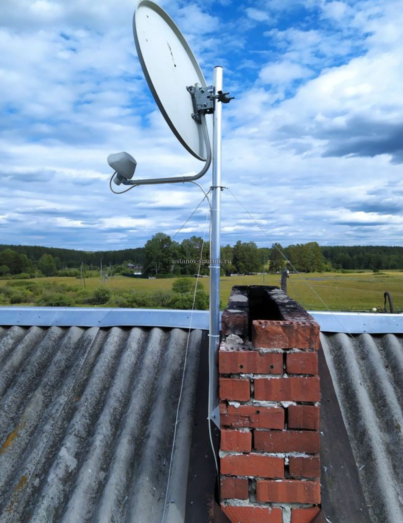Установка антенн в Новосибирске, дача спутниковая антенна установленная на мачте.