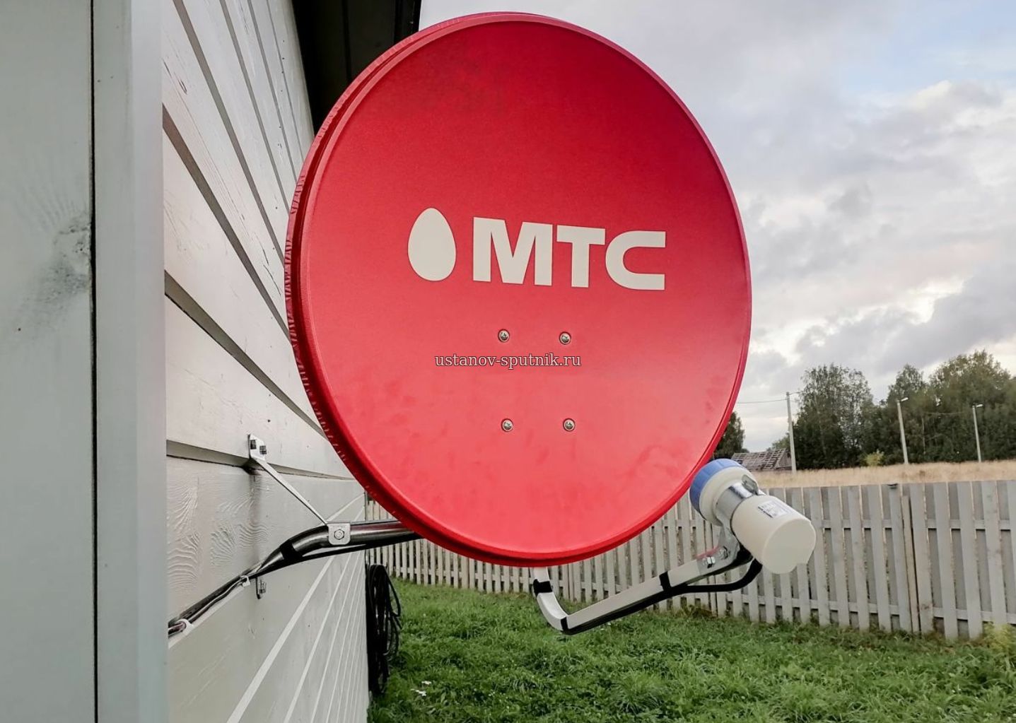 Спутниковая антенна МТС установлена на стене частного дома, кабель проведен в домик, установка проводилась в Первомайском районе Новосибирска